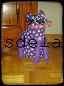 Gato sujeta puertas violeta